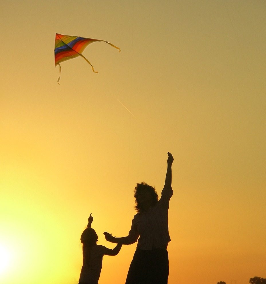 une femme et sa fille qui regardent vers le ciel